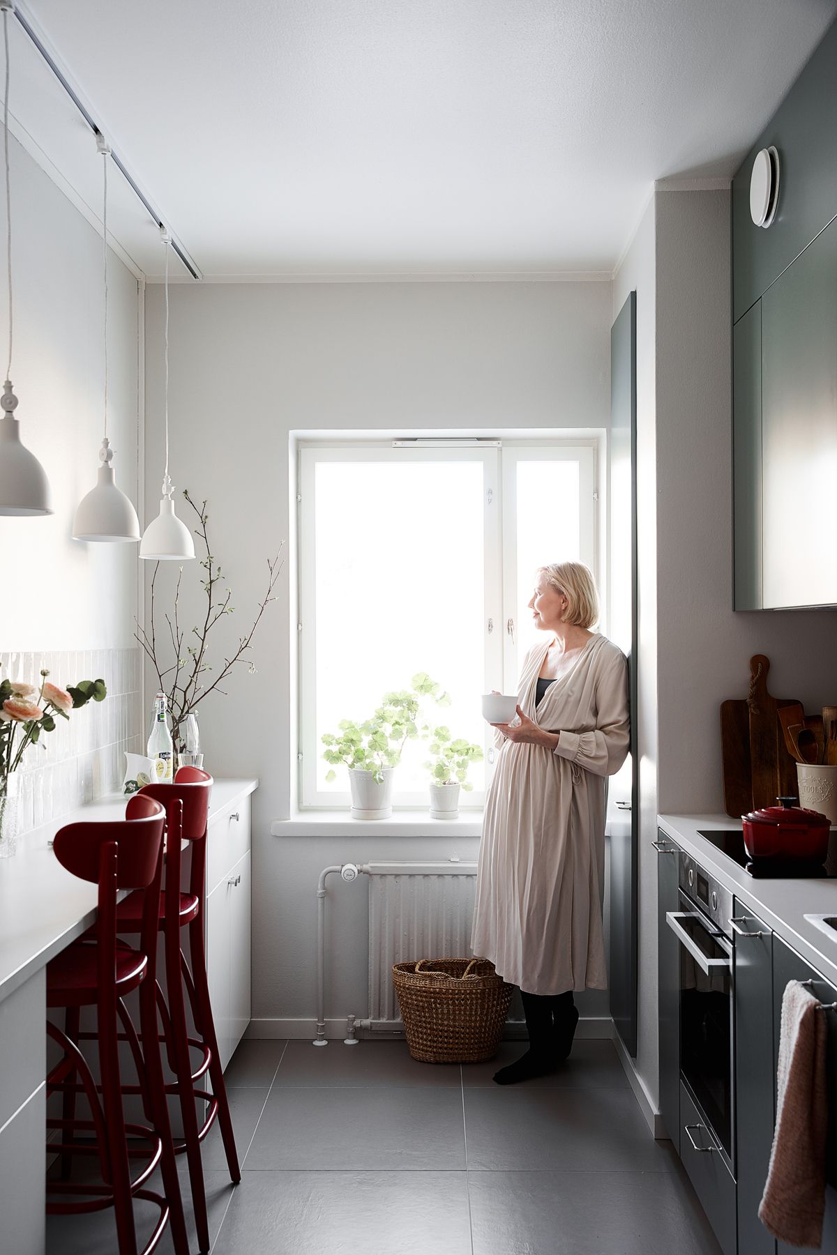 Hanna Velling katselee keittiön ikkunasta. Kuva: Krista Keltanen.