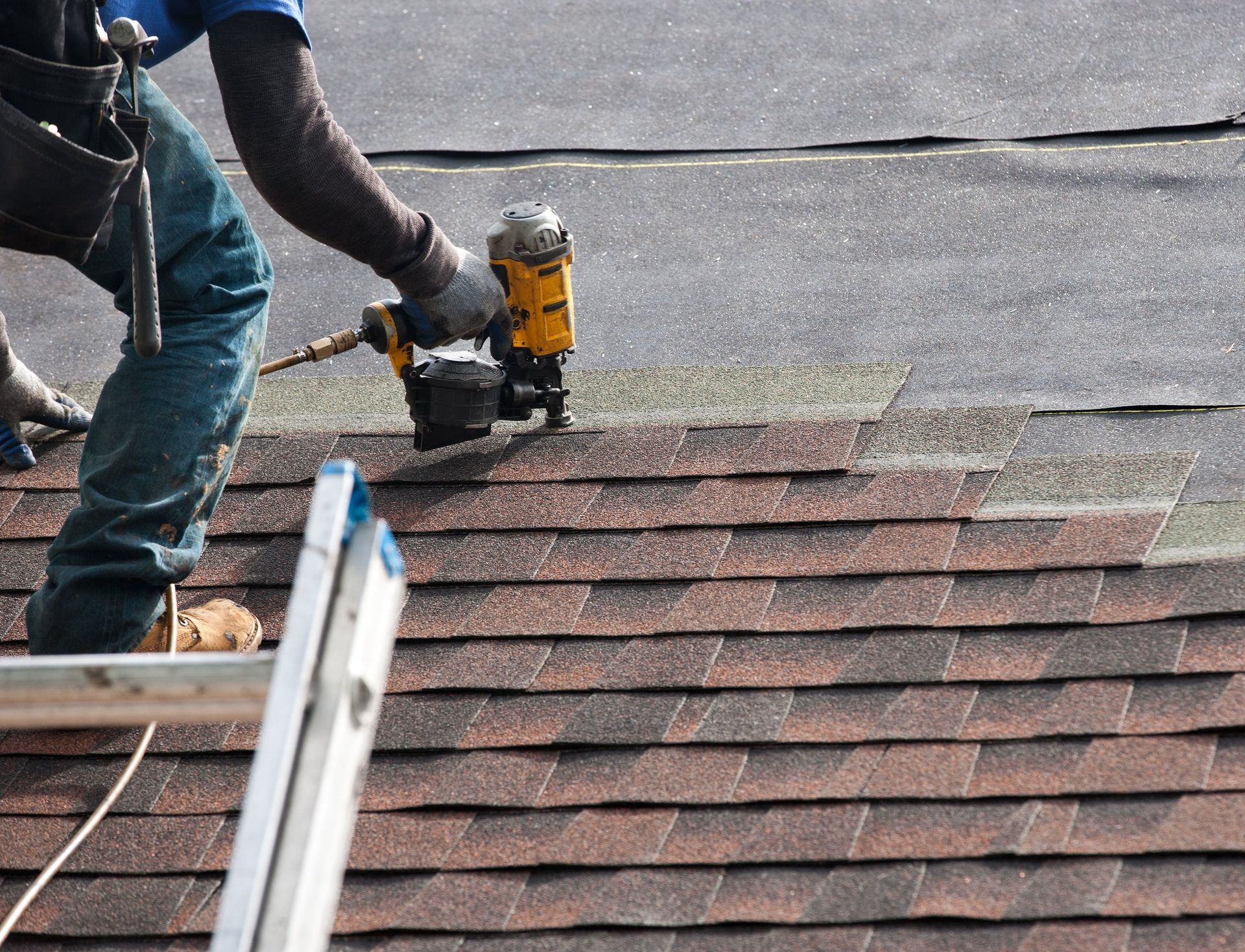 The Ultimate Guide to Choosing the Right Roofing Material for Your Home