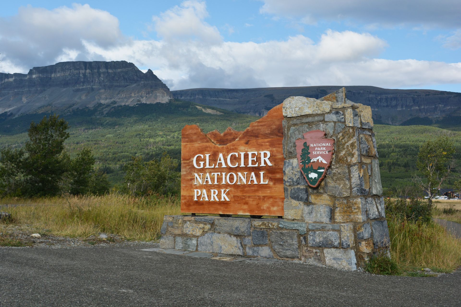 A sign that says glacier national park on it