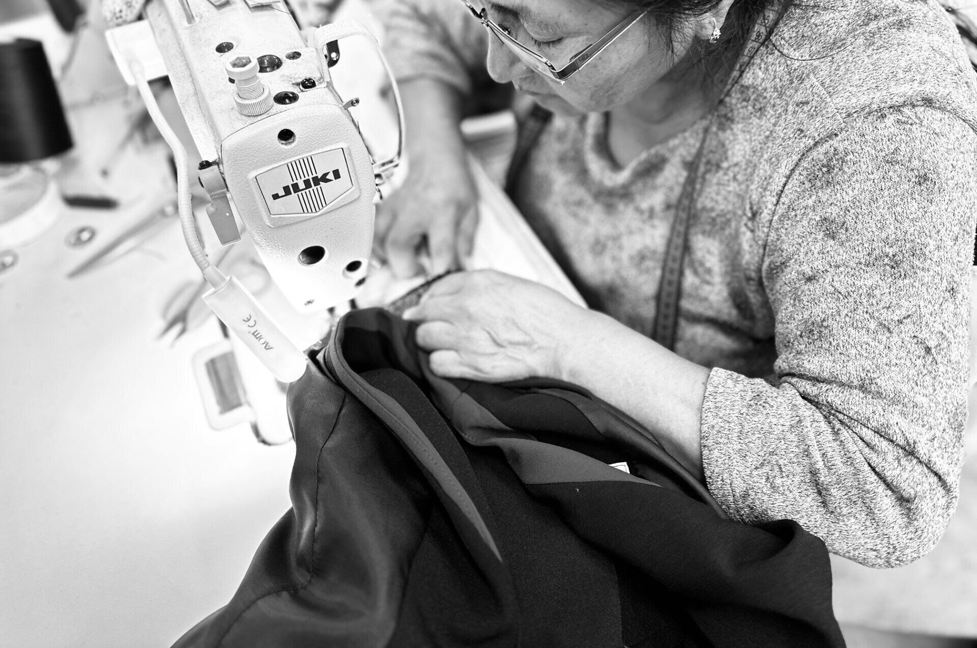 Albomoda & Fill En Blanc, diseño y confección de uniformes corporativos y trajes para damas y caballeros