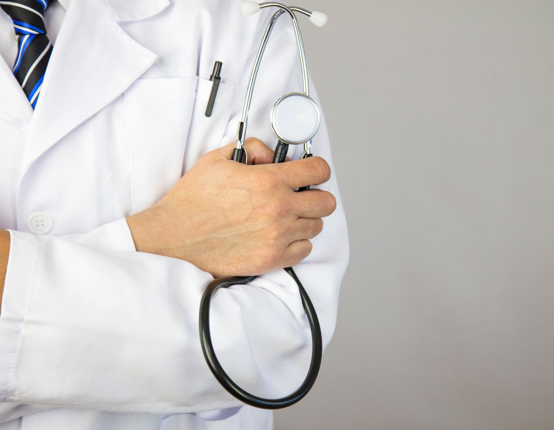 Un primo piano di un medico che tiene in mano uno stetoscopio