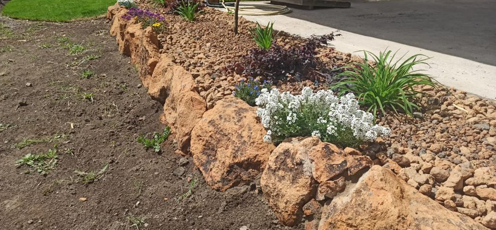 Aiuola in tufo e graniglia rossa lionata romana