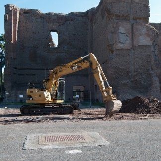 Escavatrice al lavoro alle Terme di Caracalla