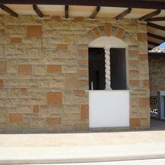 Dettaglio di facciata ricoperta di tufo