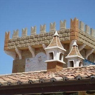 Merli di una torretta rivestiti di tufo