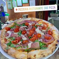 pizza con salume e pomodorini