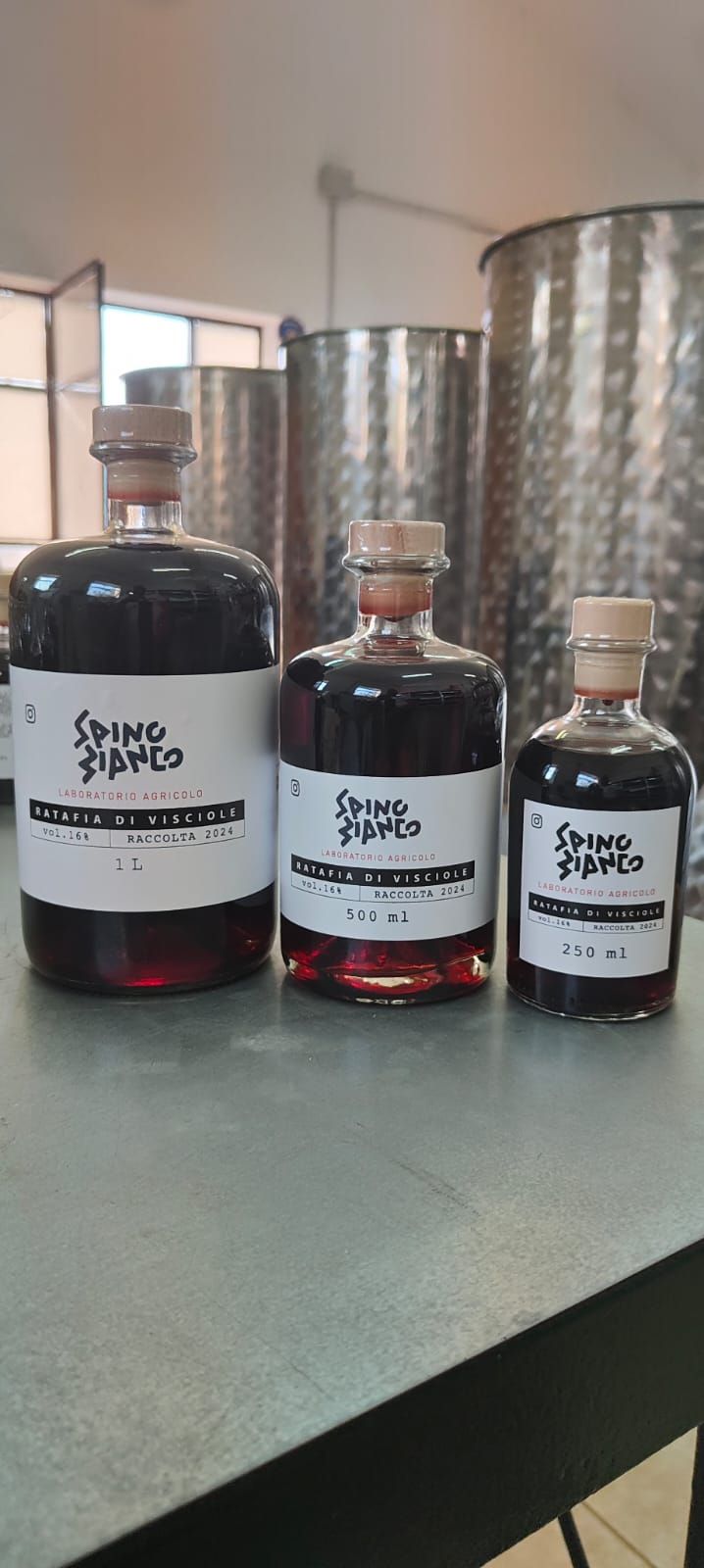 Cornetti tagliati a metà, farciti con frutti di bosco, panna, curry e cioccolato, sullo sfondo di un murale.