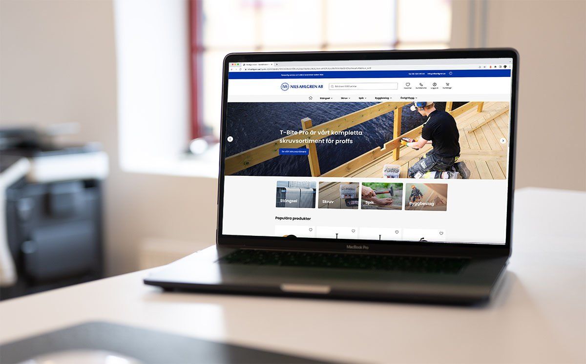 Bärbar dator som visar Nils Ahlgrens hemsida