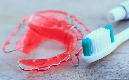Reinigung loser Zahnspangen mit separater Zahnbürste und Zahnpasta