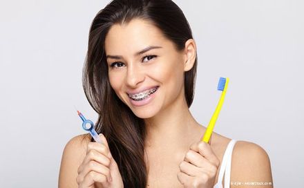 Zahnbürste und Orthobürste für die Reinigung der Zähne und Zahnspangen