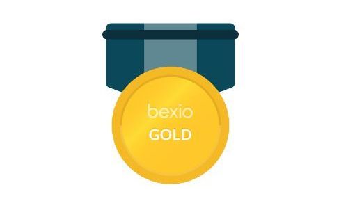 Eine Goldmedaille mit einem blauen Band auf weißem Grund.