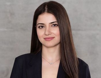 Eine Nahaufnahme des Gesichts einer Frau auf schwarzem Hintergrund.