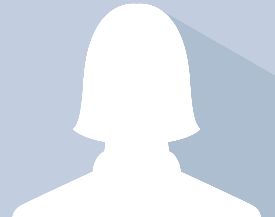 Eine Nahaufnahme des Gesichts einer Frau auf schwarzem Hintergrund.