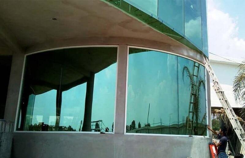 Un hombre está limpiando las ventanas de un edificio.