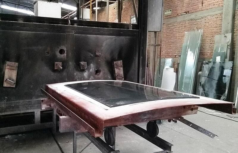 Una gran pieza de metal se encuentra sobre una mesa en una fábrica.