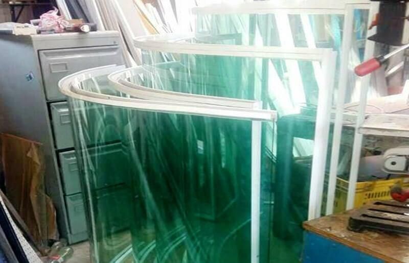 Un montón de vidrios verdes colocados uno encima del otro en una habitación.