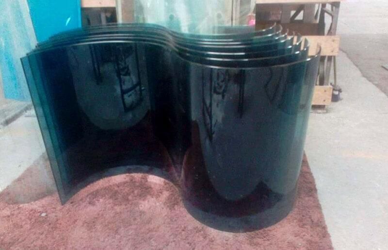 Un cilindro negro está sobre una alfombra marrón.