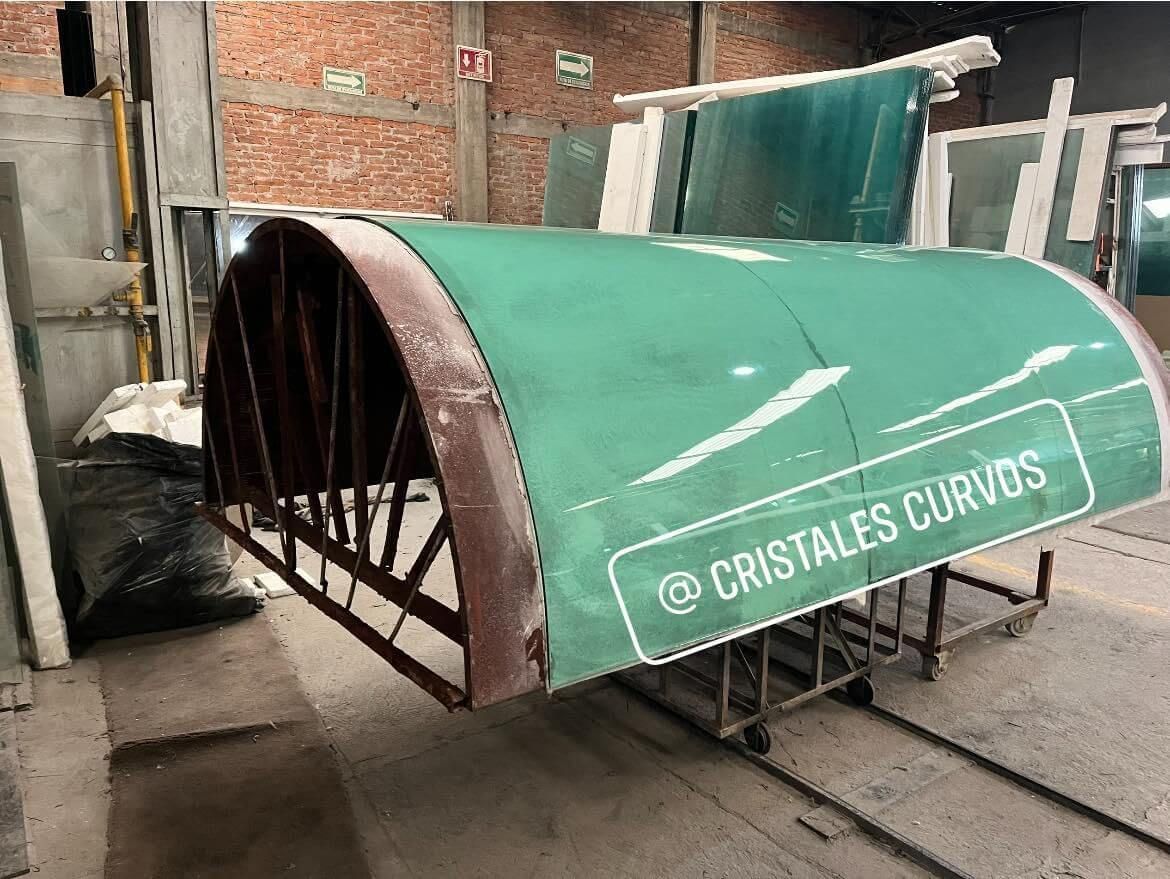 Un gran objeto verde se encuentra encima de una mesa en un almacén.