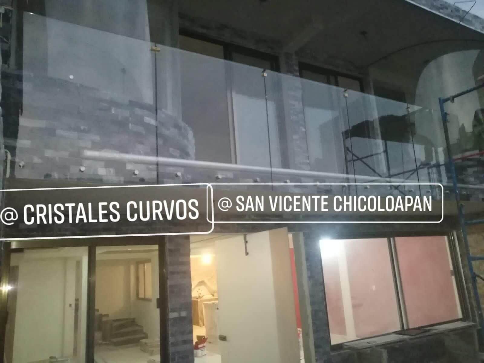 Un edificio con un cartel que dice cristales curvos.