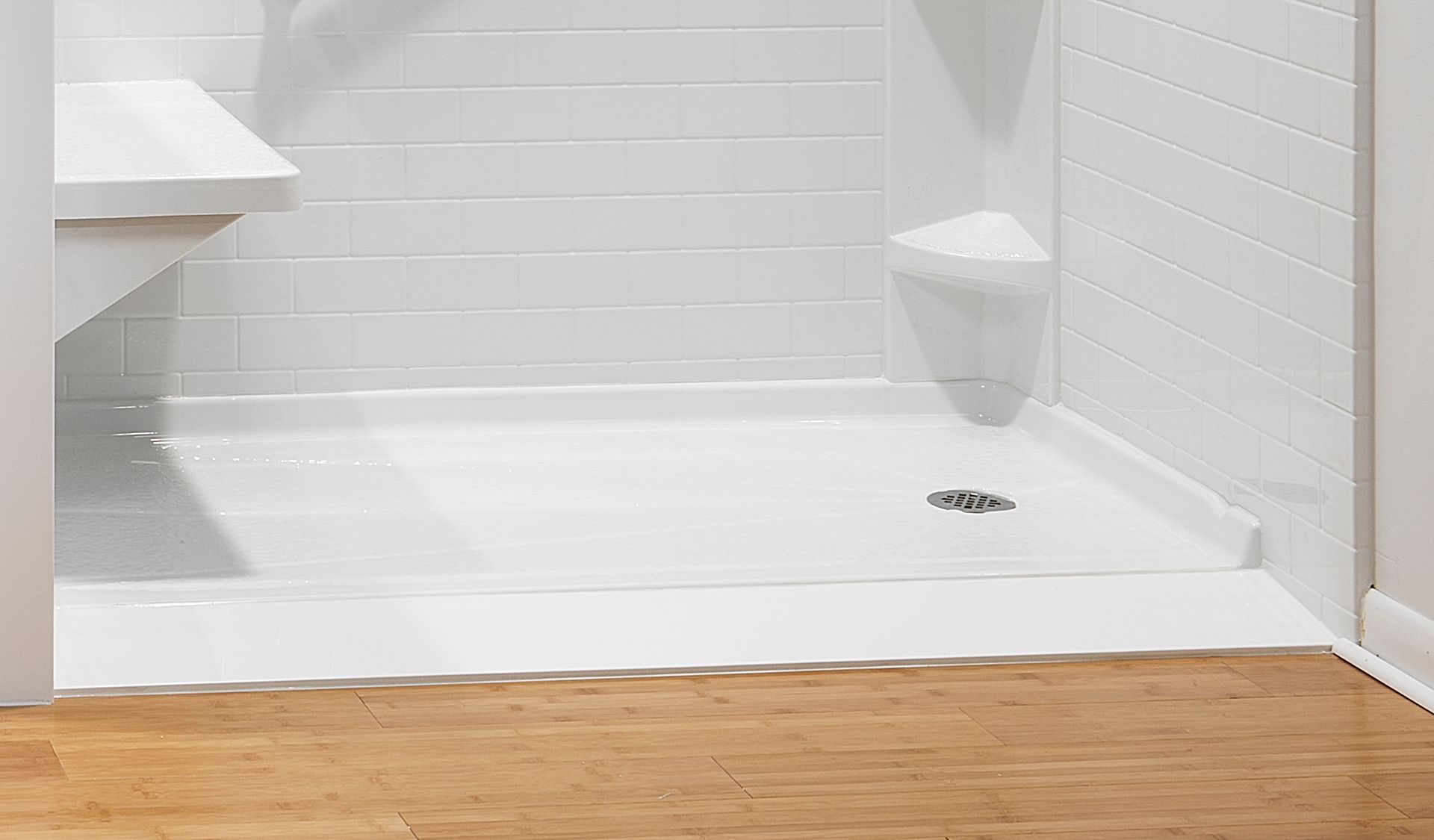 Modern bathroom with a white tub