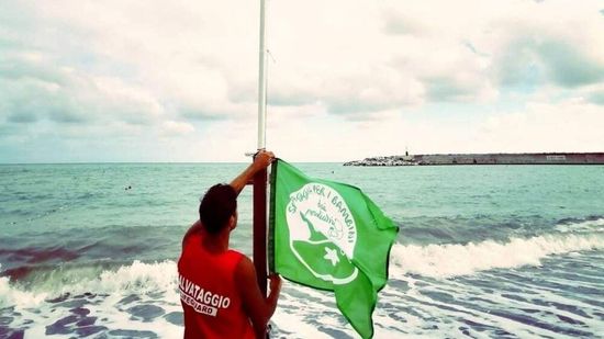 bandiera verde spiaggia per bambini