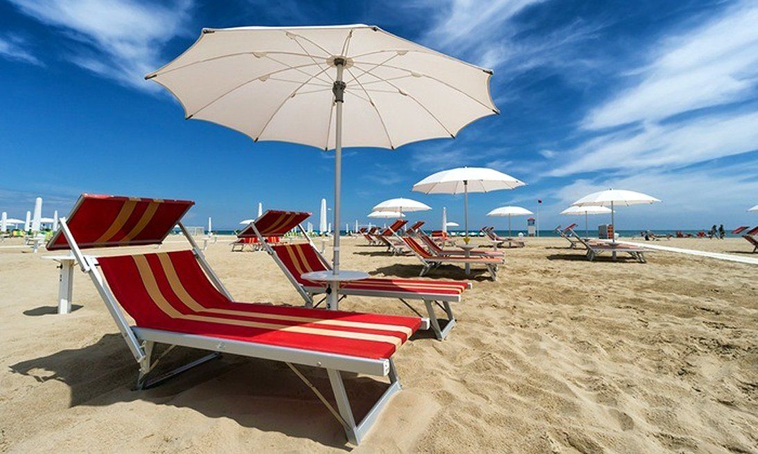 sdraio e ombrelloni in spiaggia