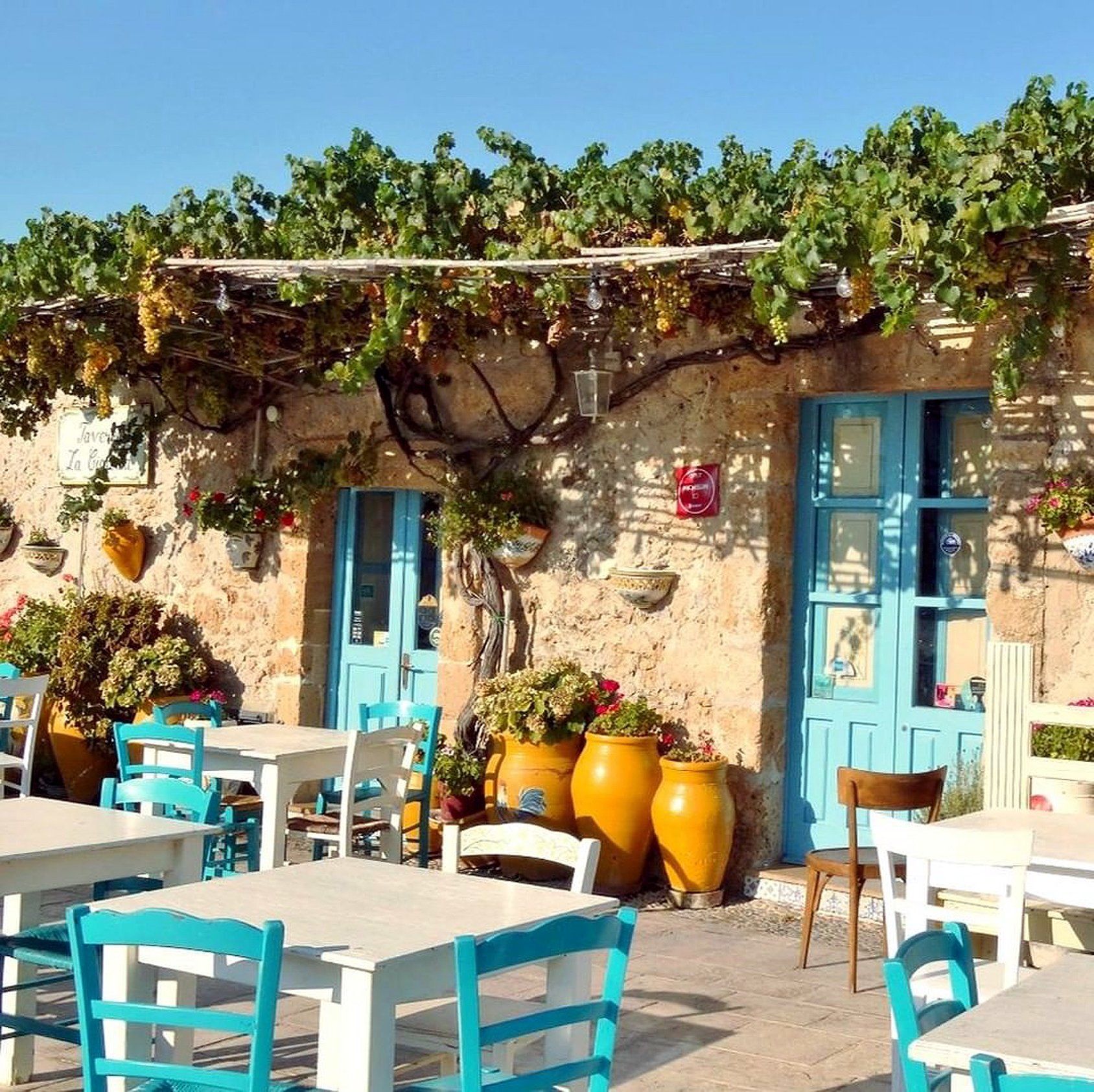 ristorantino con tavolini