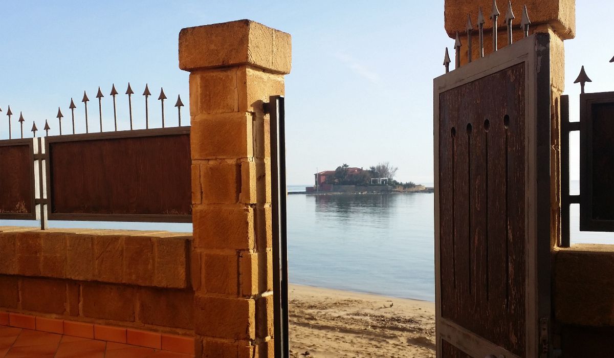 Beach entrance holiday home