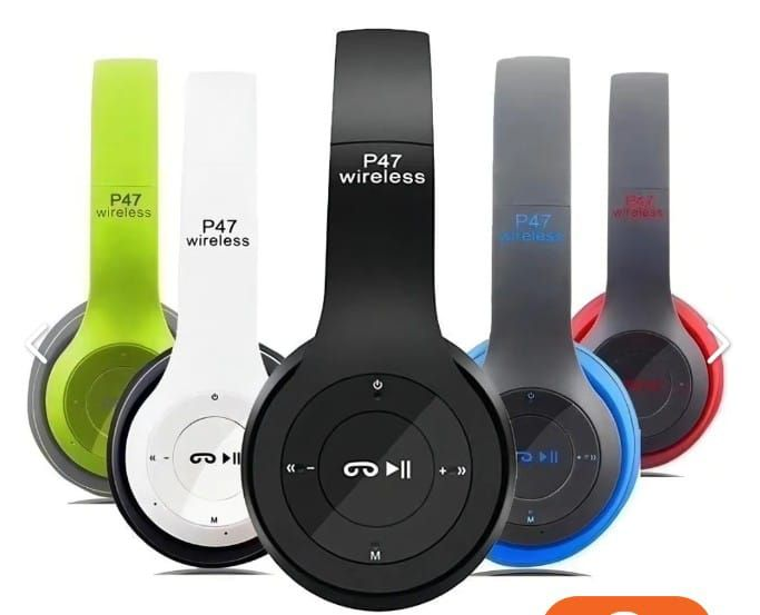 Auriculares inalámbricos supraaurales en color verde, blanco, negro, gris y rojo, con botones en los auriculares.