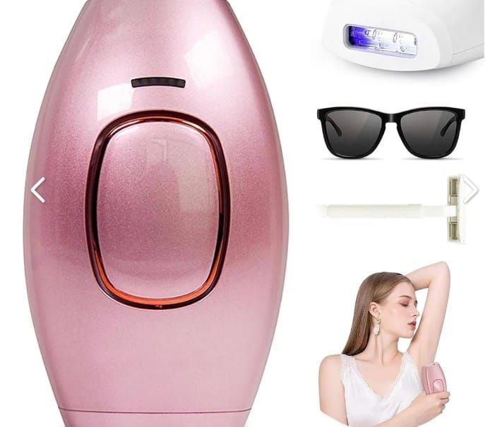 Dispositivo de depilación IPL rosa con accesorios: gafas, maquinilla y una mujer utilizándolo.