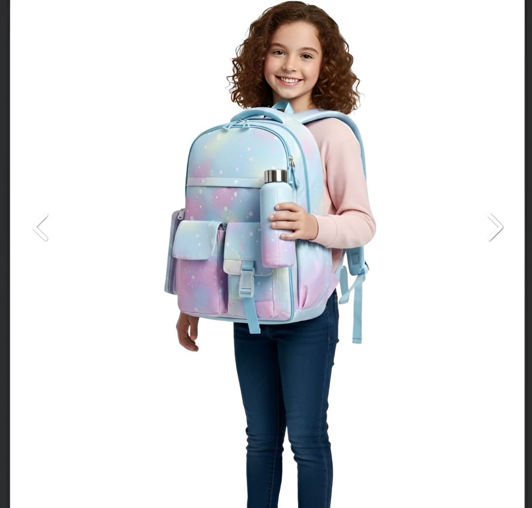 Niña con mochila celeste y rosa y con una botella en la mano