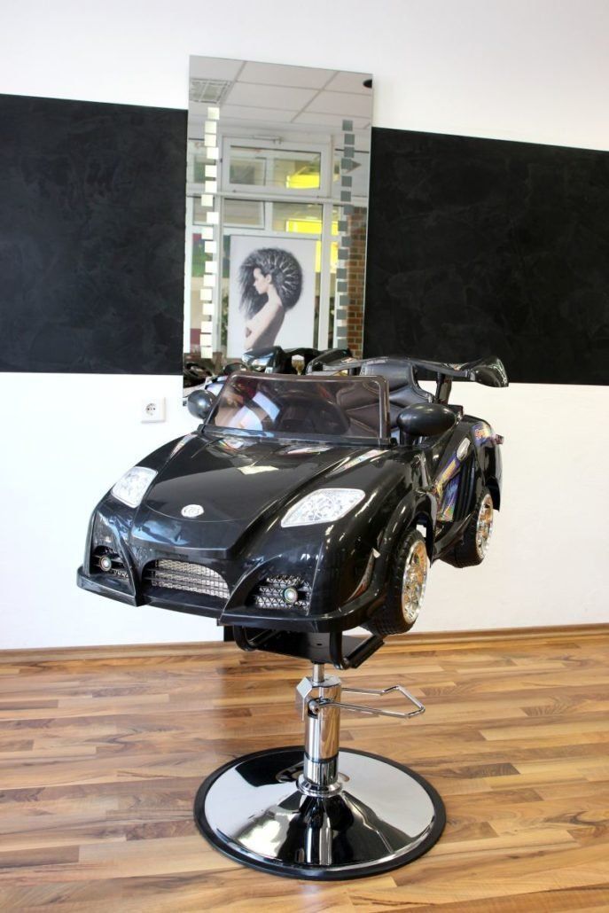 Ein Friseurstuhl in Form eines Spielzeugautos