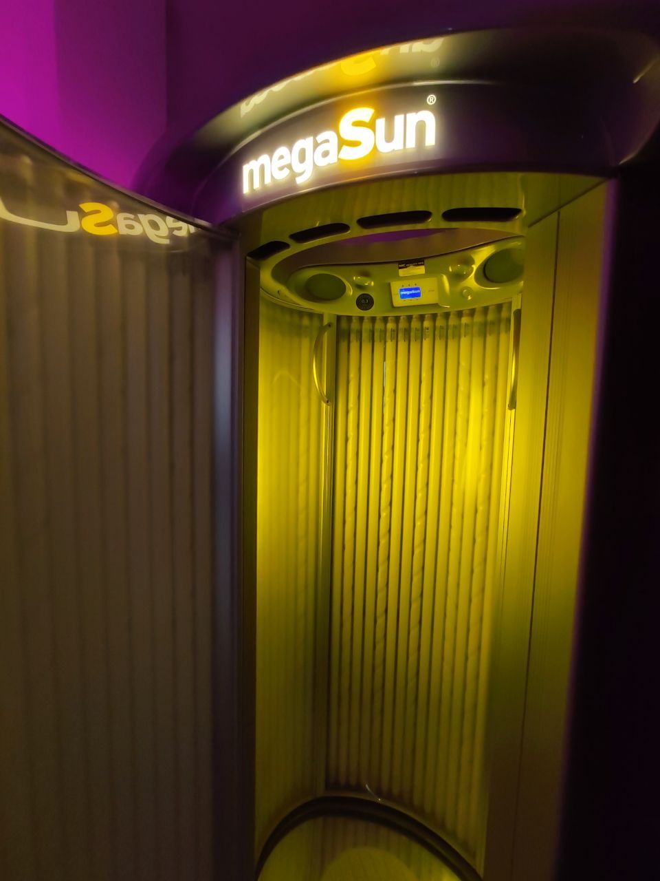 doccia abbronzante con luce chiara