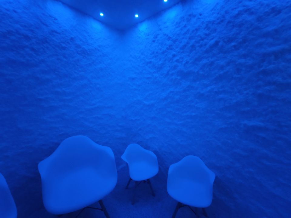 stanza per terapia del sale con colori rilassanti