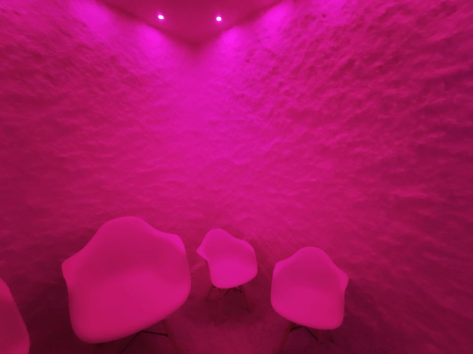 stanza per terapia del sale illuminata