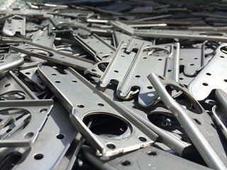 Trattamento di manufatti in metallo