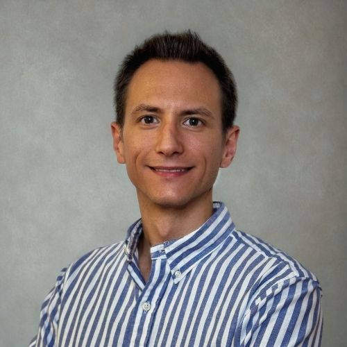 Das Bild zeigt Andres Rüegg, als Marketingspezialisten mit Know how im B2B-Marketing