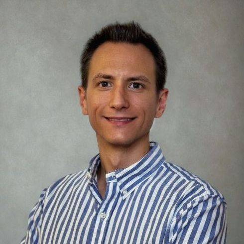 Das Bild zeigt Andres Rüegg, als Marketingspezialisten mit Know how im B2B-Marketing