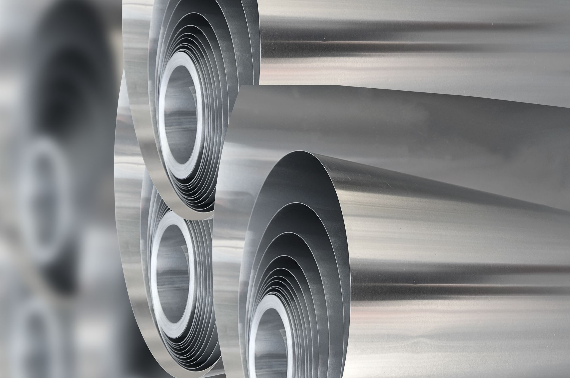 Un mucchio di tubi metallici sono impilati uno sopra l'altro