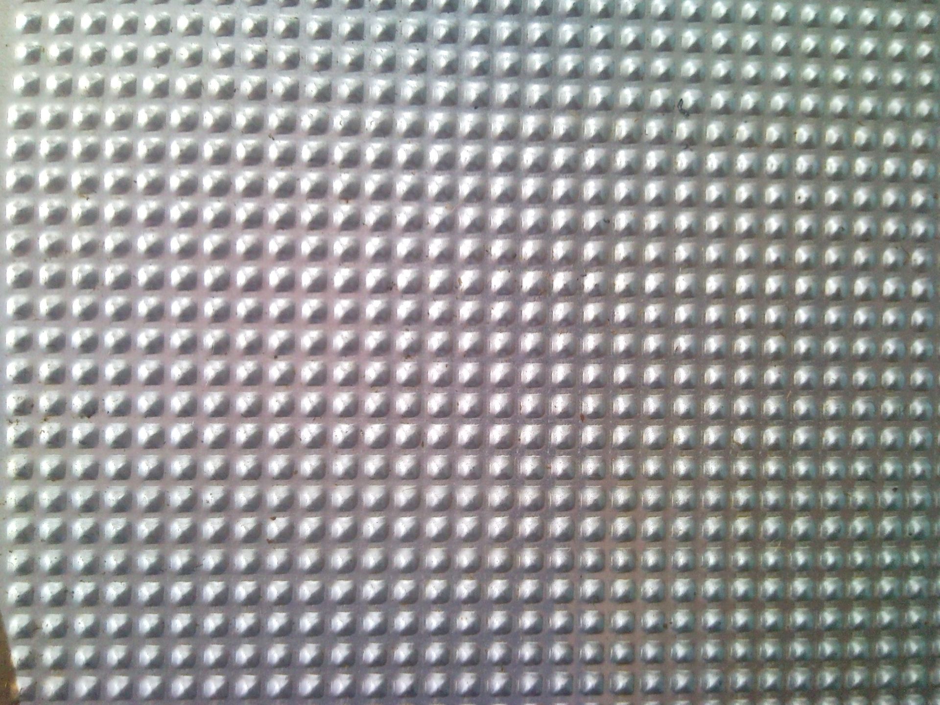 Primo piano di una lamiera forata.