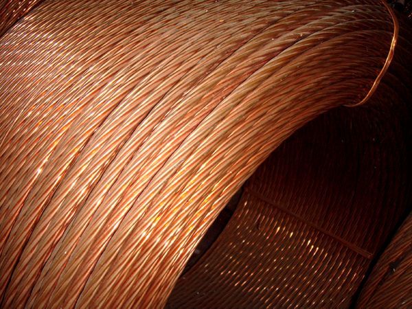 Un primo piano di una bobina di filo di rame