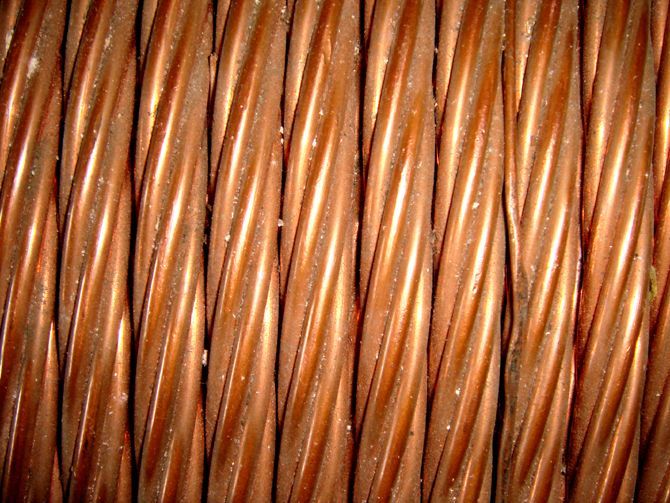 Primo piano di una bobina di fili di rame.