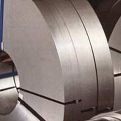 Primo piano di una bobina di acciaio inossidabile in una fabbrica.