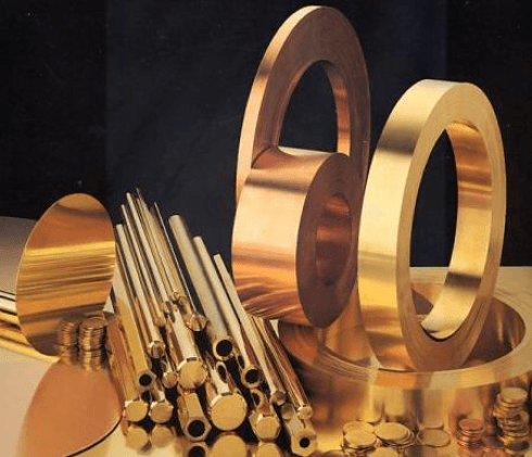 Un mucchio di metalli color oro tra cui un grande cerchio