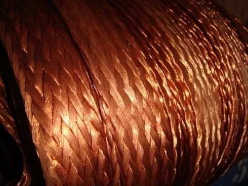 Un primo piano di una bobina di filo di rame