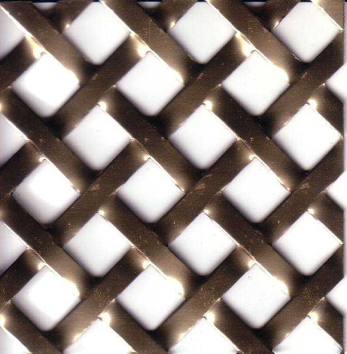 Un primo piano di un reticolo metallico con quadrati bianchi