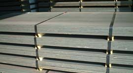 Una pila di lamiere impilate una sull'altra.