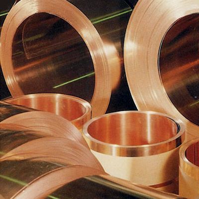 Un mucchio di tubi di rame sono posizionati uno sopra l'altro