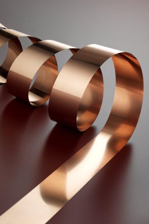 Un primo piano di un nastro di rame su un tavolo