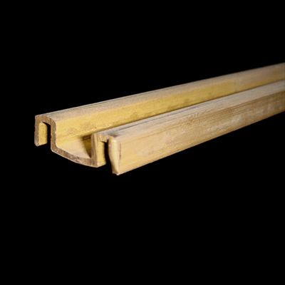 Una coppia di rotaie di legno su uno sfondo nero.